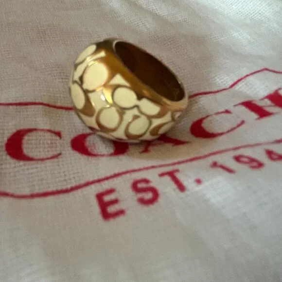 NWOT Coach Women's Cream & Gold Finger Ring Signature C Logo - SZ 7 - RARE - Picture 1 of 4